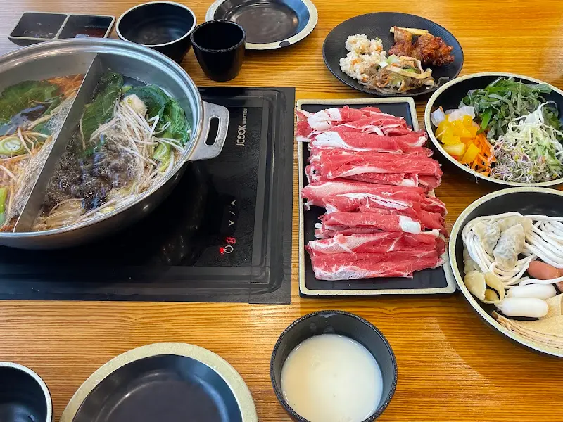 테이블 위에 차려진 샤브샤브 한 상