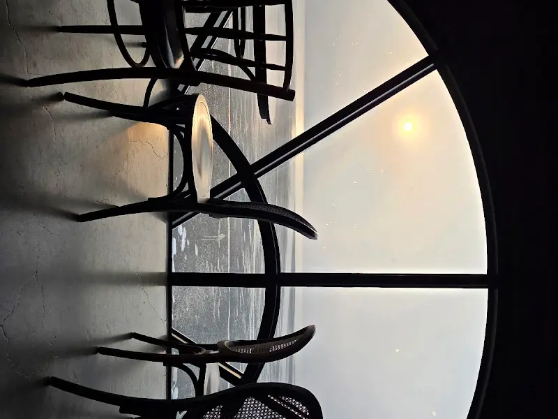 창밖으로 노을이 지는 모습