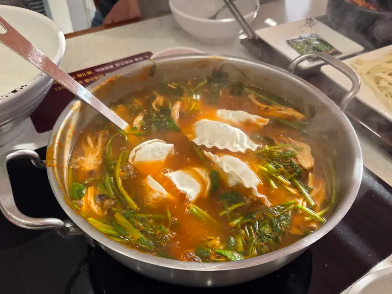 만두가 들어간 칼국수