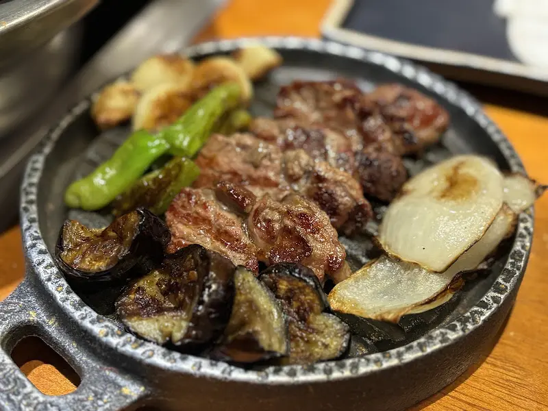 양등심, 양파, 가지, 마늘이 함께 구워진 모습