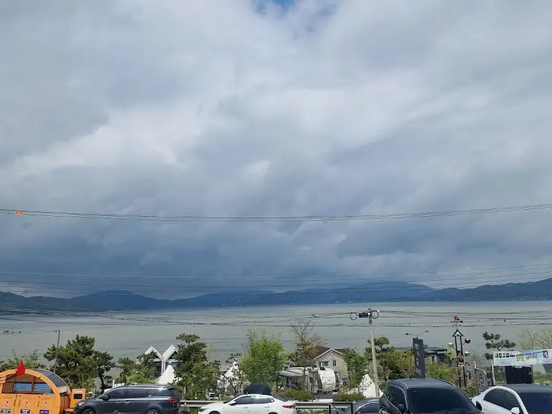 식당에서 바라본 탁 트인 바다 풍경