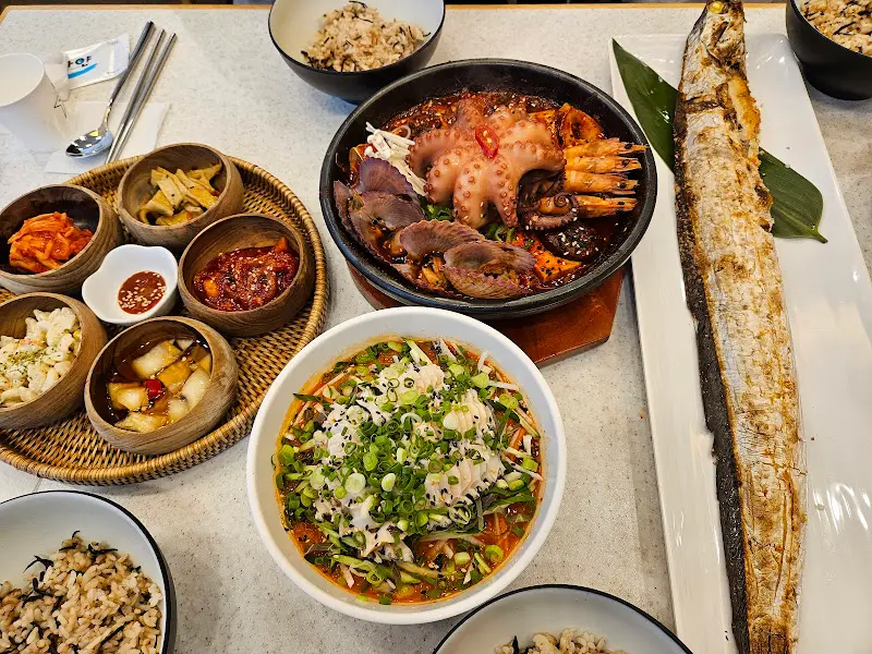 푸짐한 제주옥 갈치 한상 차림