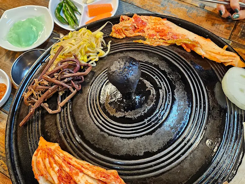 솥뚜껑 중앙의 검은 돌기둥