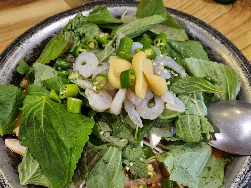 전골에 새우, 쑥갓, 팽이버섯이 푸짐하게 들어간 모습