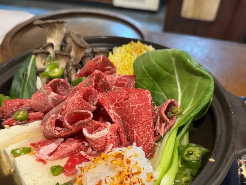 스키야키 재료가 푸짐하게 담긴 냄비