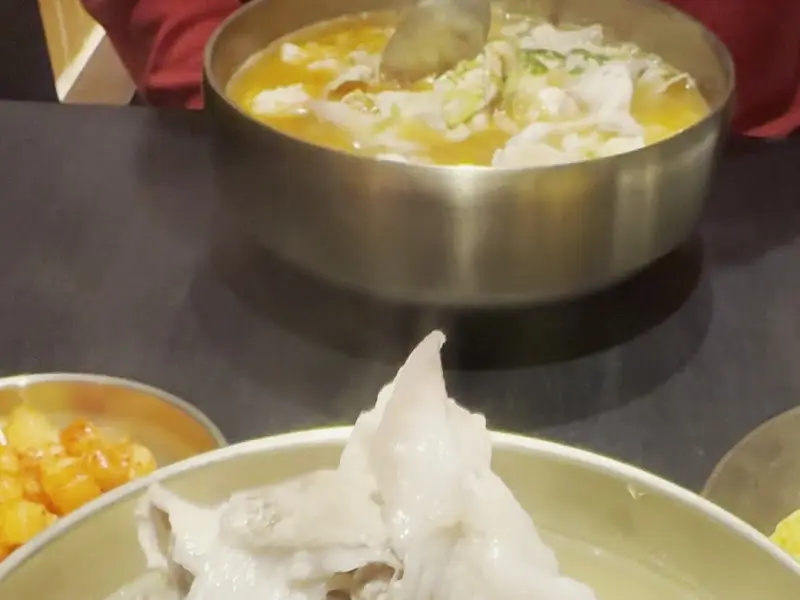 푸짐하게 담긴 곰탕과 깍두기