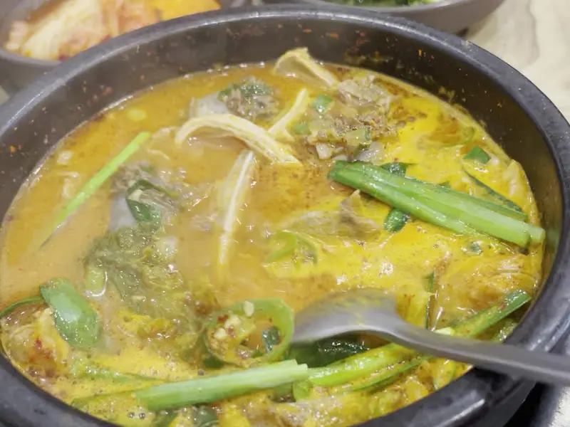 얼큰 순대국이 뚝배기 안에서 보글보글 끓고 있는 모습