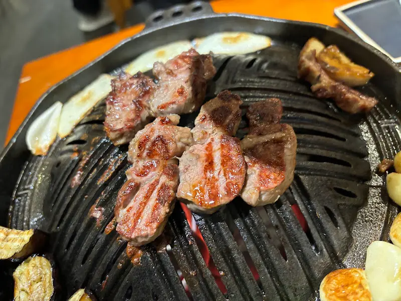 숯불 위에서 구워지는 양고기와 야채