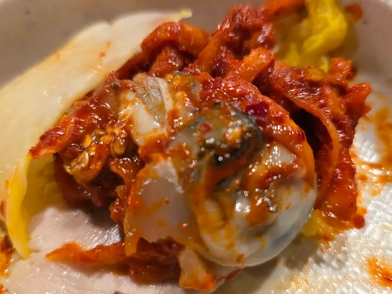 굴보쌈을 싸서 한 입에