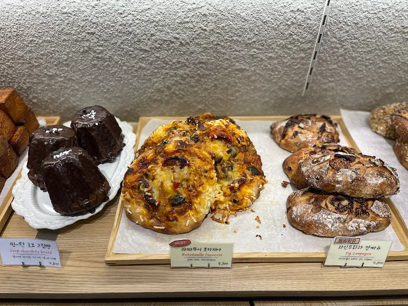 쇼케이스 안의 다양한 빵들