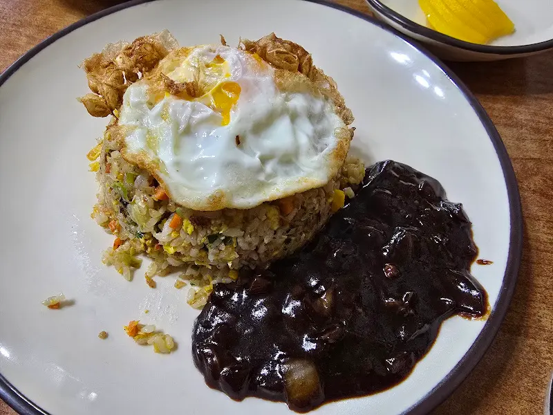 짜장 소스가 곁들여진 볶음밥