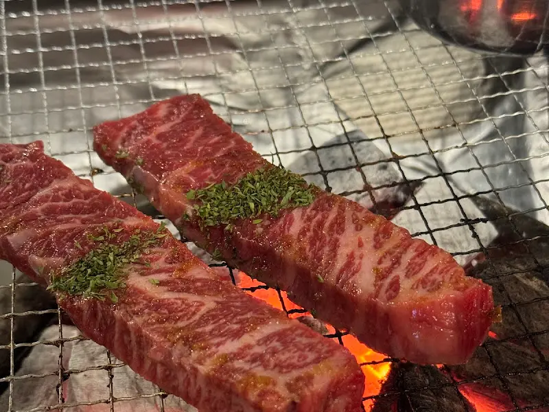 숯불에 구워지는 신선한 소고기