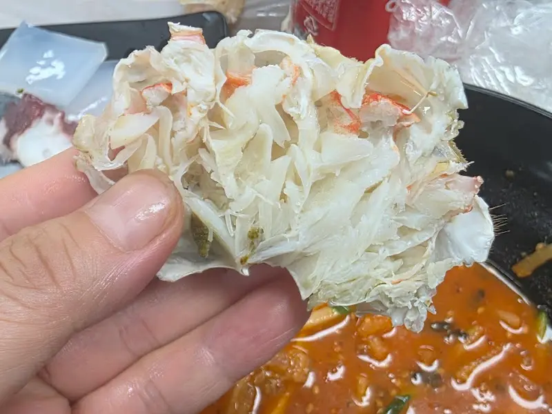 손으로 들어올린 대게살