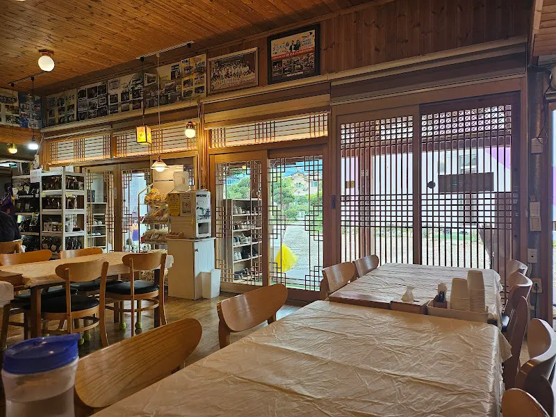 따뜻한 분위기의 옥산장 내부