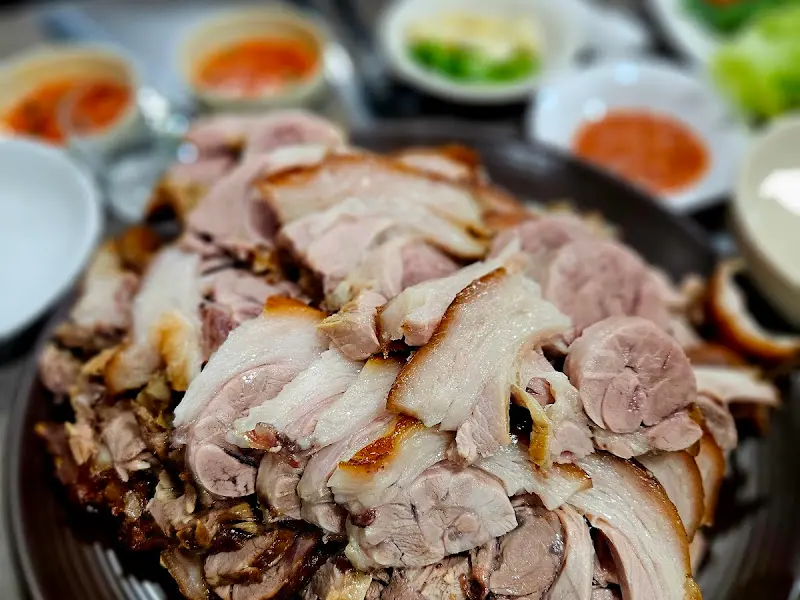 쫀득하고 윤기가 흐르는 족발