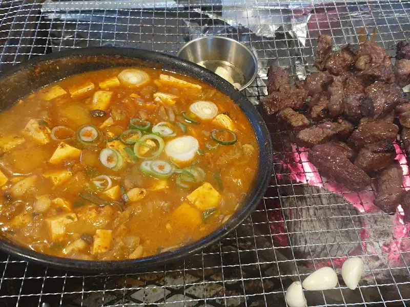 숯불에 구워진 맛있는 고기와 쌈장찌개