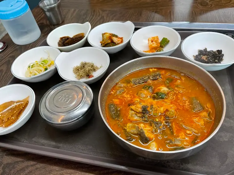 푸짐한 밑반찬과 장어탕 한 상 차림