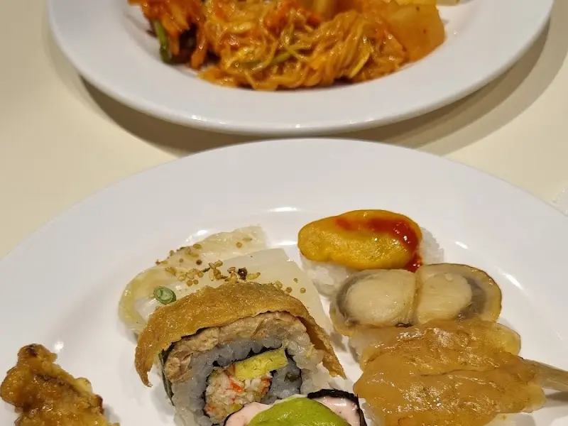 접시에 담긴 다양한 종류의 초밥