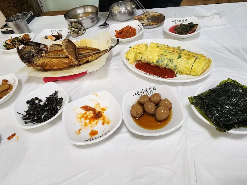 고등어구이, 계란찜, 제육볶음 등 푸짐한 백반 한 상 차림