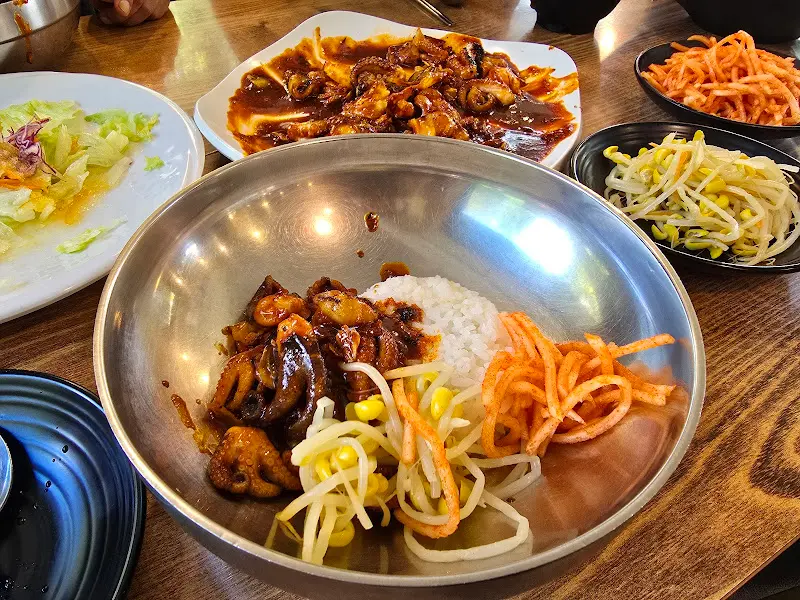 쭈꾸미 볶음과 콩나물, 무생채, 김가루를 넣고 슥슥 비벼 먹으면 꿀맛!