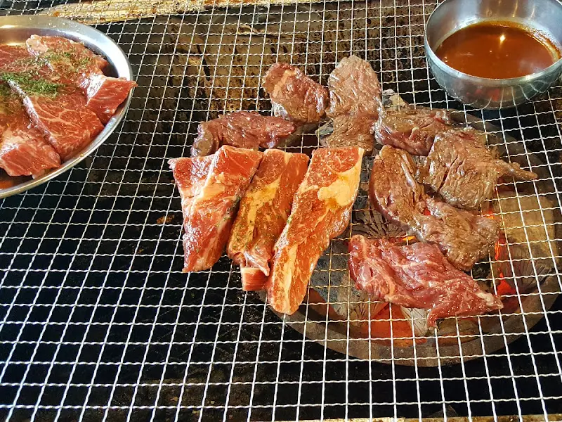 숯불에 구워지는 다양한 부위의 소고기