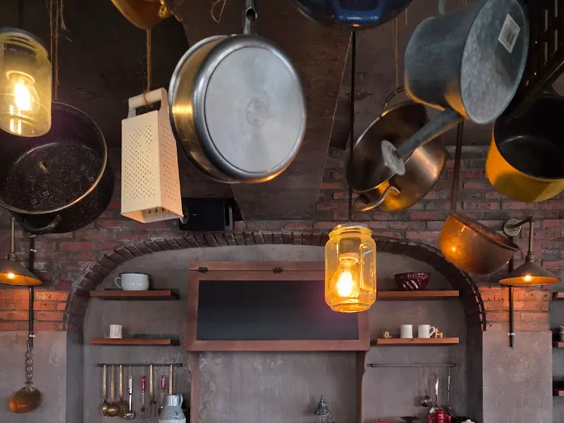 주방을 장식한 냄비와 조명