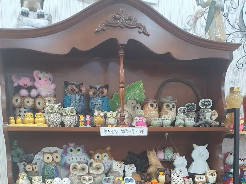 가게 내부에 진열된 다양한 부엉이 장식품들