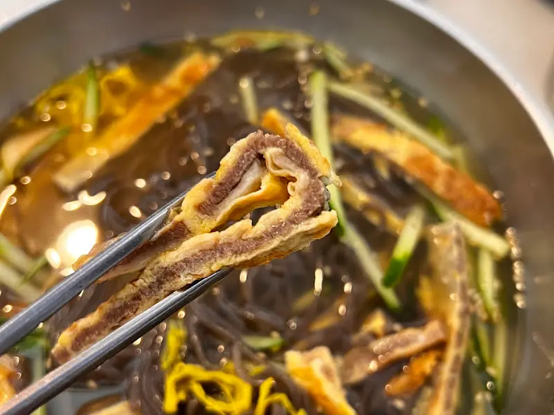 젓가락으로 집어 올린 육전