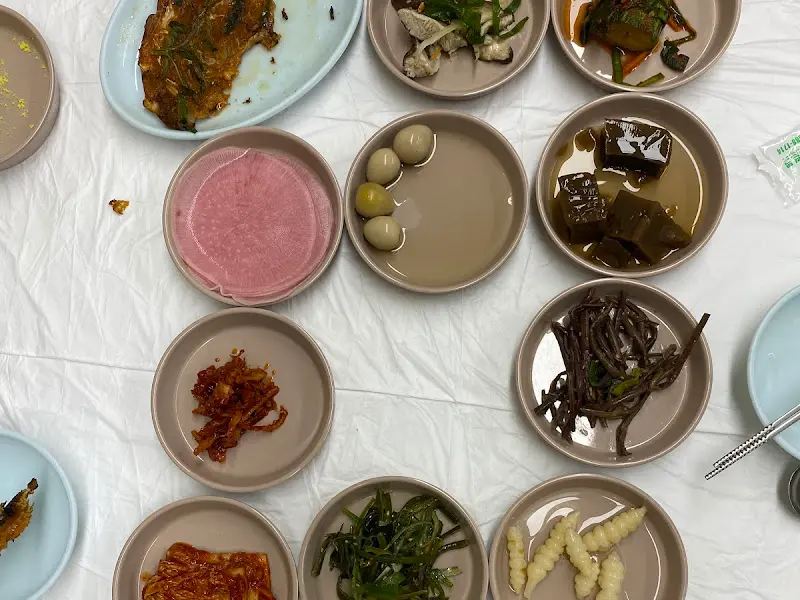 정갈하게 담긴 밑반찬들