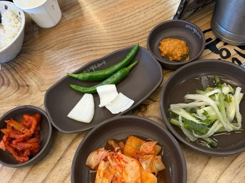 다양한 밑반찬이 가지런히 놓여 있는 모습