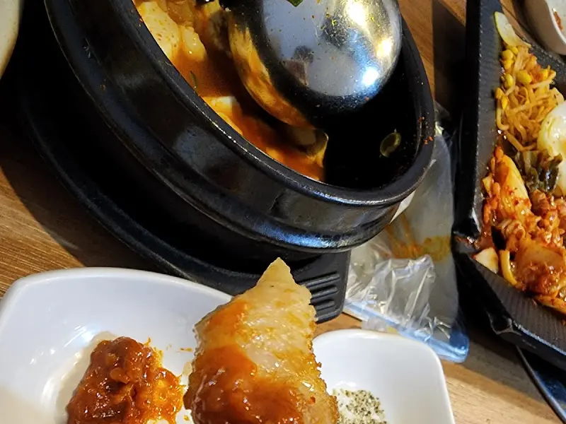 순두부찌개가 뚝배기에 담겨져 나온 모습