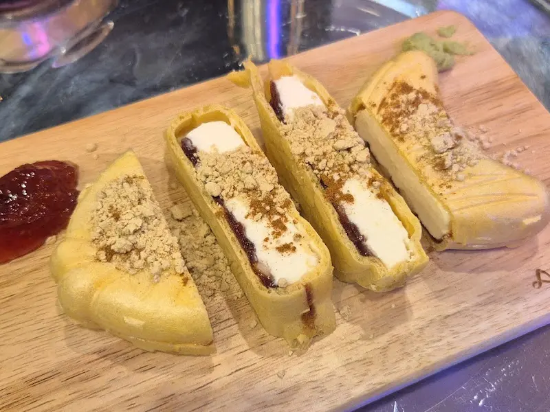 아이스크림이 올려진 디저트