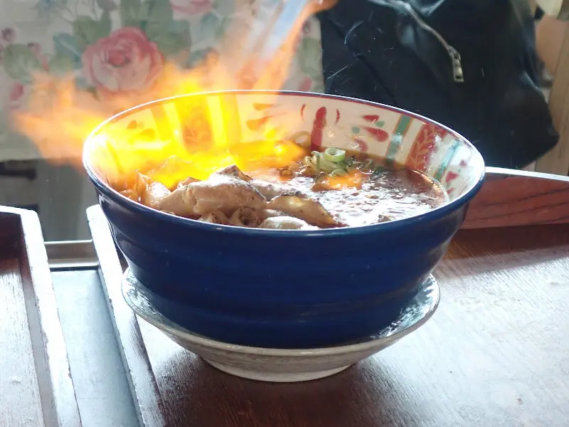 곱창 쌀국수에 불을 붙이는 모습