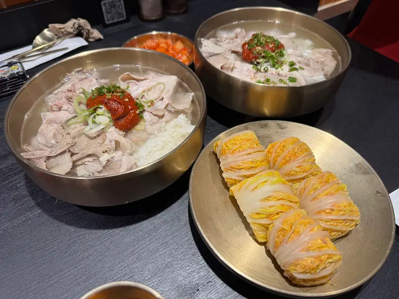 곰탕과 배추만두가 함께 차려진 모습