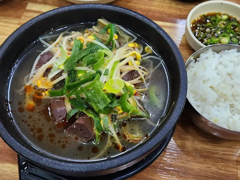 밥 한 공기 뚝딱 비우게 만드는 마성의 해장국