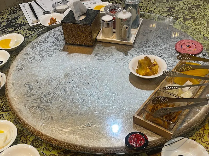 회전 테이블 위에 놓인 탕수육, 짜장, 반찬