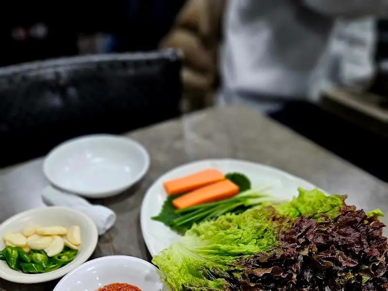 신선한 쌈 채소와 마늘, 고추