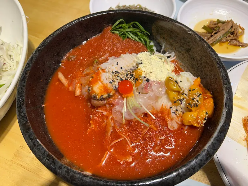 새콤달콤, 보기만 해도 입맛이 도는 물회