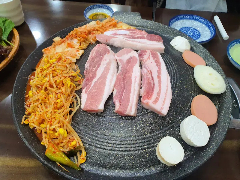 솥뚜껑 삼겹살 한 상 차림