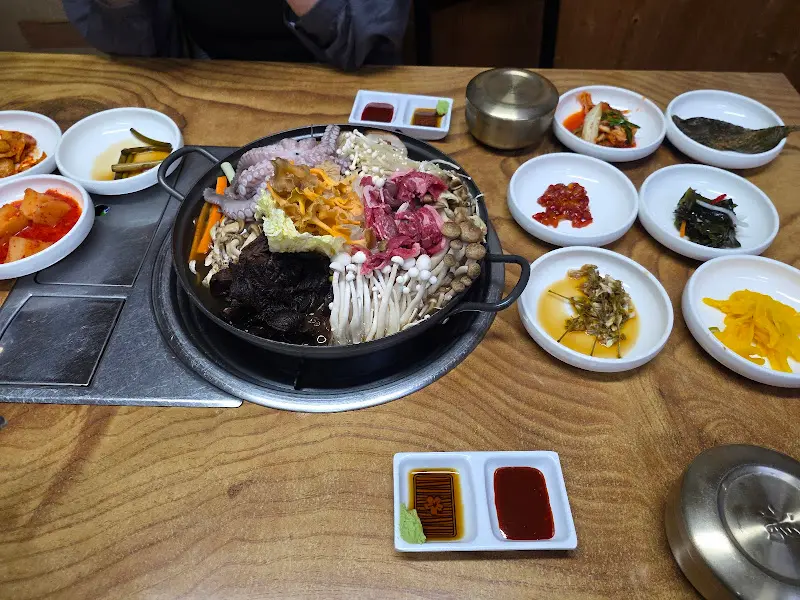 한 상 가득 차려진 능이버섯전골