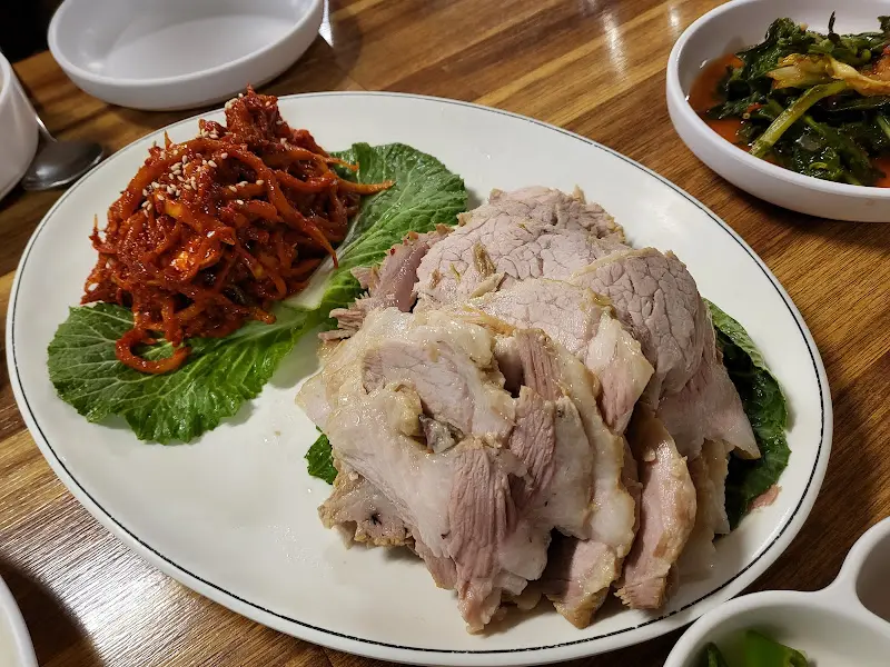 수육과 곁들여 나오는 매콤한 무김치