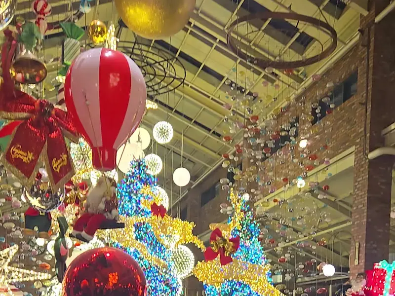 천장에 매달린 다양한 크리스마스 장식들