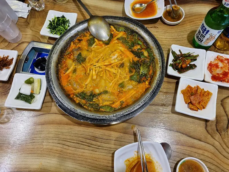 전골이 테이블 위에 놓여진 모습