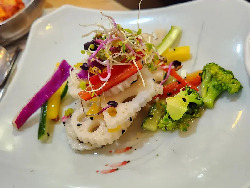 다채로운 색감의 연근 샐러드