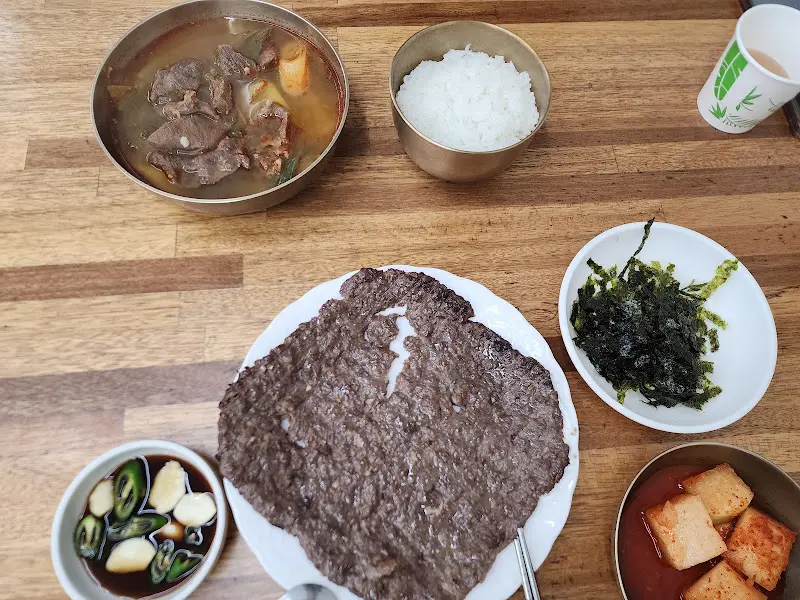 소고기 국밥과 석쇠 불고기 한상 차림