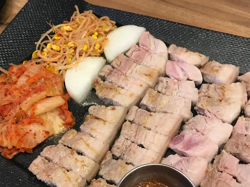 삼겹살과 김치가 함께 구워진 모습