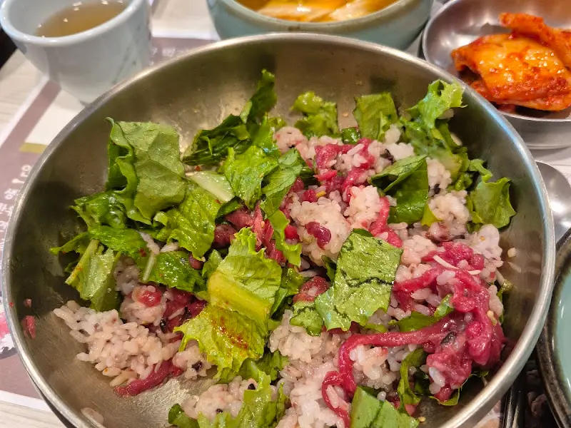 신선함이 눈으로도 보이는 육회비빔밥