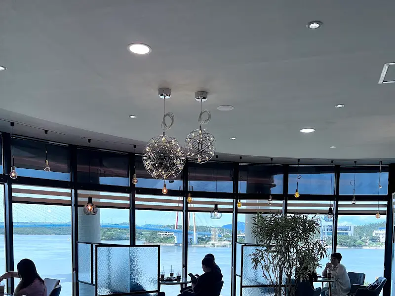 카페 내부에서 바라본 진도대교와 울돌목 풍경