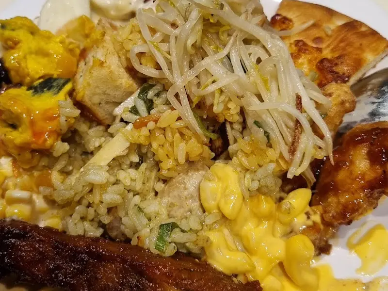 접시에 담긴 다양한 종류의 음식