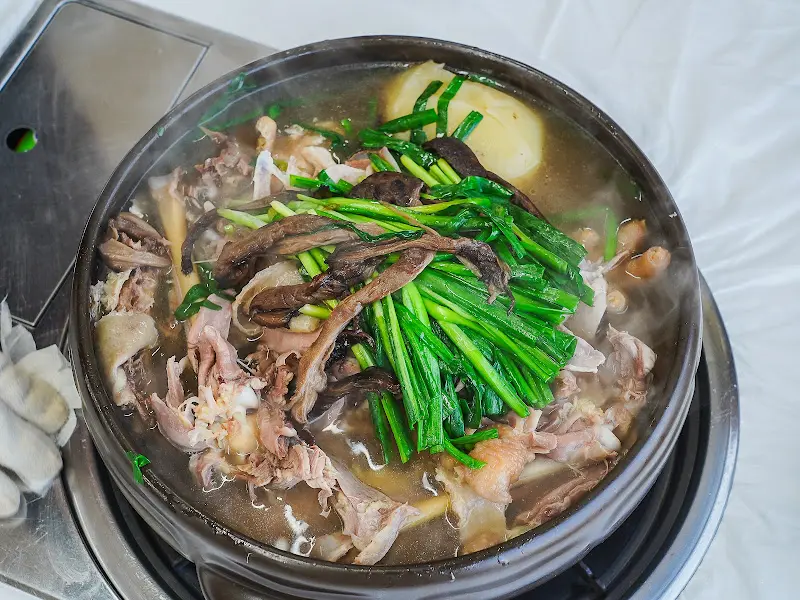 보글보글 끓는 능이백숙